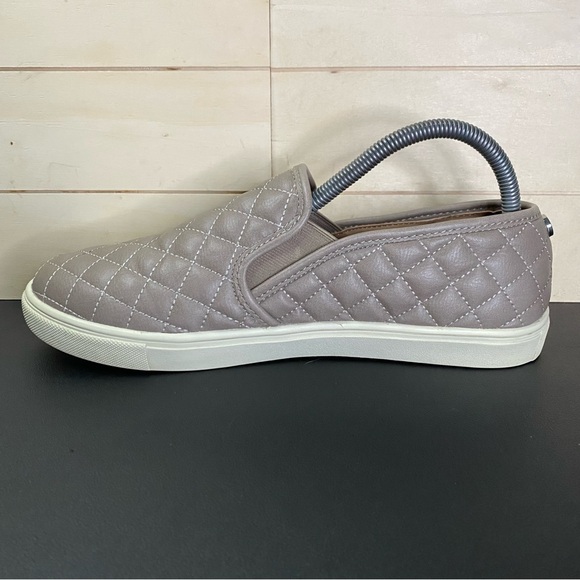 Steve Madden Ecentrcq Quilted Slip-Ons Women's Size 10 B Shoes Taupe - Picture 2 of 11